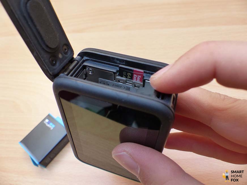 Man sieht den SD-Kartenslot der GoPro Hero 9.